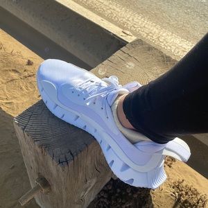 Reebok Zig Dynamica White Sneakers Size 9 Recycled Materials